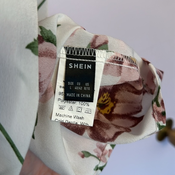 SHEIN Sleeveless Flowered Blouse - Picture 4 of 5